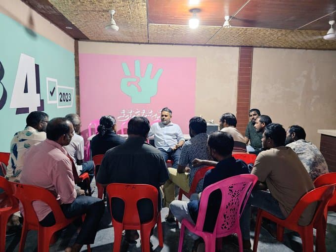 ފިޝަރީޒް މިނިސްޓަރު މާމެންދޫ މަސްވެރިންނާ ބައްދަލުކުރައްވައިފި