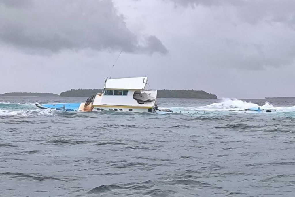 ކުނި ބަރުކޮށްގެން ދަތުރުކުރި ދޯންޏެއް ފަރަށް އަރައިފި