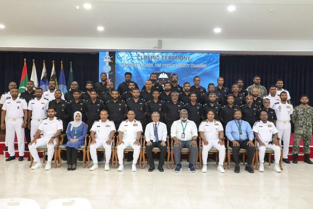 ކޯސްޓްގާޑް ޓްރެއިނިންގ ސްކޫލުން އެމްޕީއެލް މުވައްޒަފުންނަށް ޕޯޓް ސެކިއުރިޓީ ކޯހެއް ހިންގައިފި