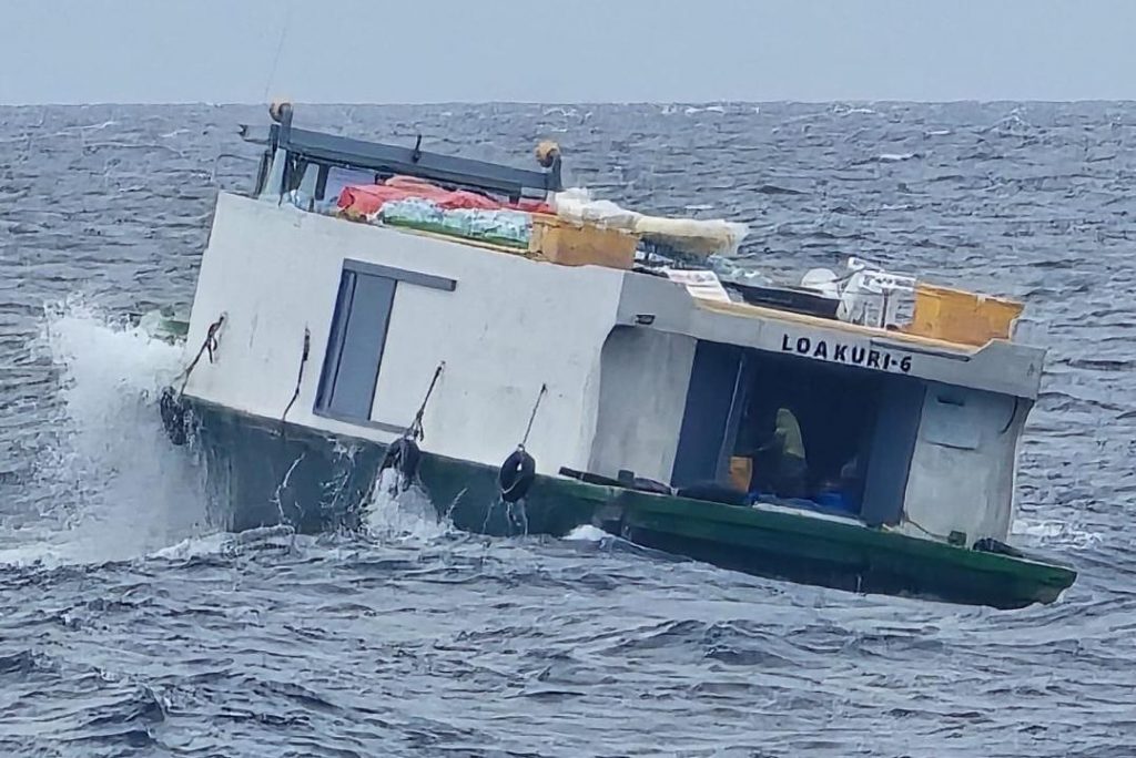 ދިޔާވި މުދާ އުފުލާ ދޯންޏަކަށް ކޯސްޓްގާޑުން އެހީތެރިވެއްޖެ