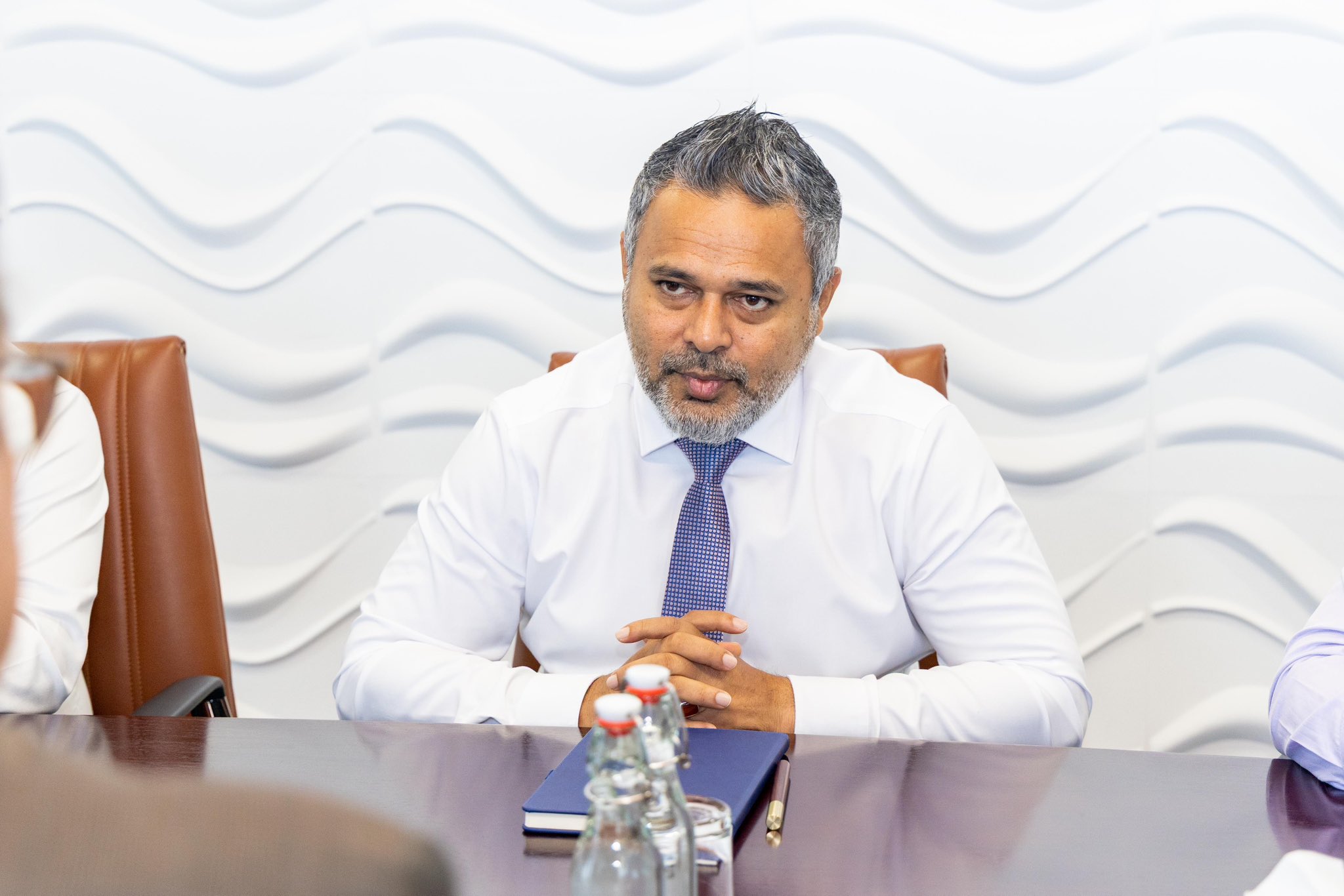 ވަޒީރު އަޙްމަދު ޝިޔާމް އެމެރިކާ އެމްބަސީގެ ޗާޖޭ ޑި އެފެއާޒްއާ ބައްދަލުކުރައްވައިފި