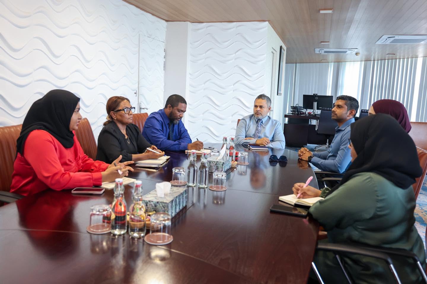 މަސްވެރިންނަށް ދޫކުރާ އާރްއެސްޑަބްލިއު ލޯނު އަވަސްކުރުމަށް ވަޒީރު ޝިޔާމް އެސްއެމްއީ ޑިޖިޓަލްގެ އެމްޑީއާ ބައްދަލުކުރައްވައިފި