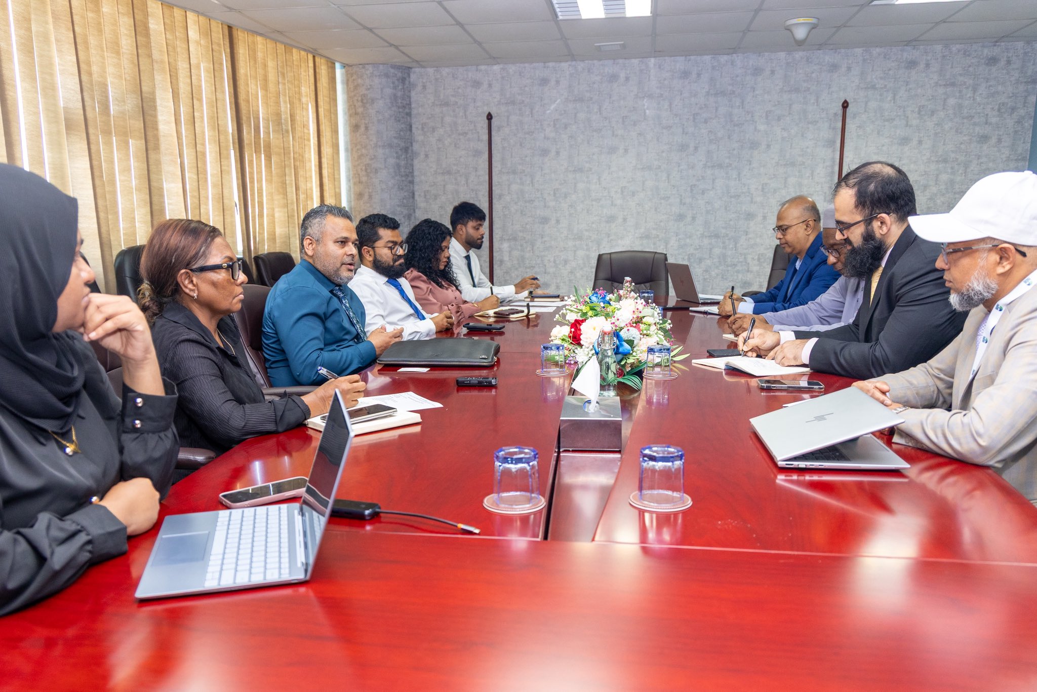 ފިޝަރީޒް މިނިސްޓަރު އައިއެސްޑީބީގެ ސަރަހައްދީ އިސް މަސްއޫލުވެރިއަކާއެކު މަޝްވަރާކުރައްވައިފި