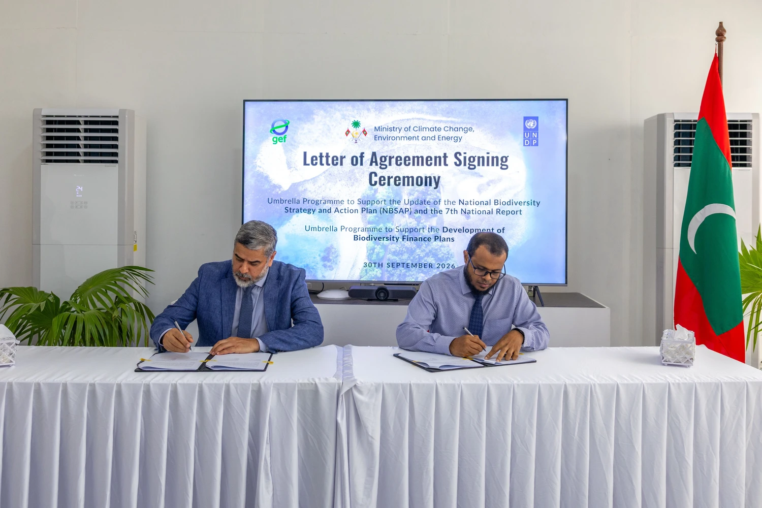 ތިމާވެށި ހިމާޔަތްކުރުމަށް މޫސުމީ ބަދަލުތަކާ ބެހޭ ވުޒާރާއާއި ޔޫއެންޑީޕީ ދެމެދު އެއްބަސްވުމެއްގައި ސޮއިކޮށްފި