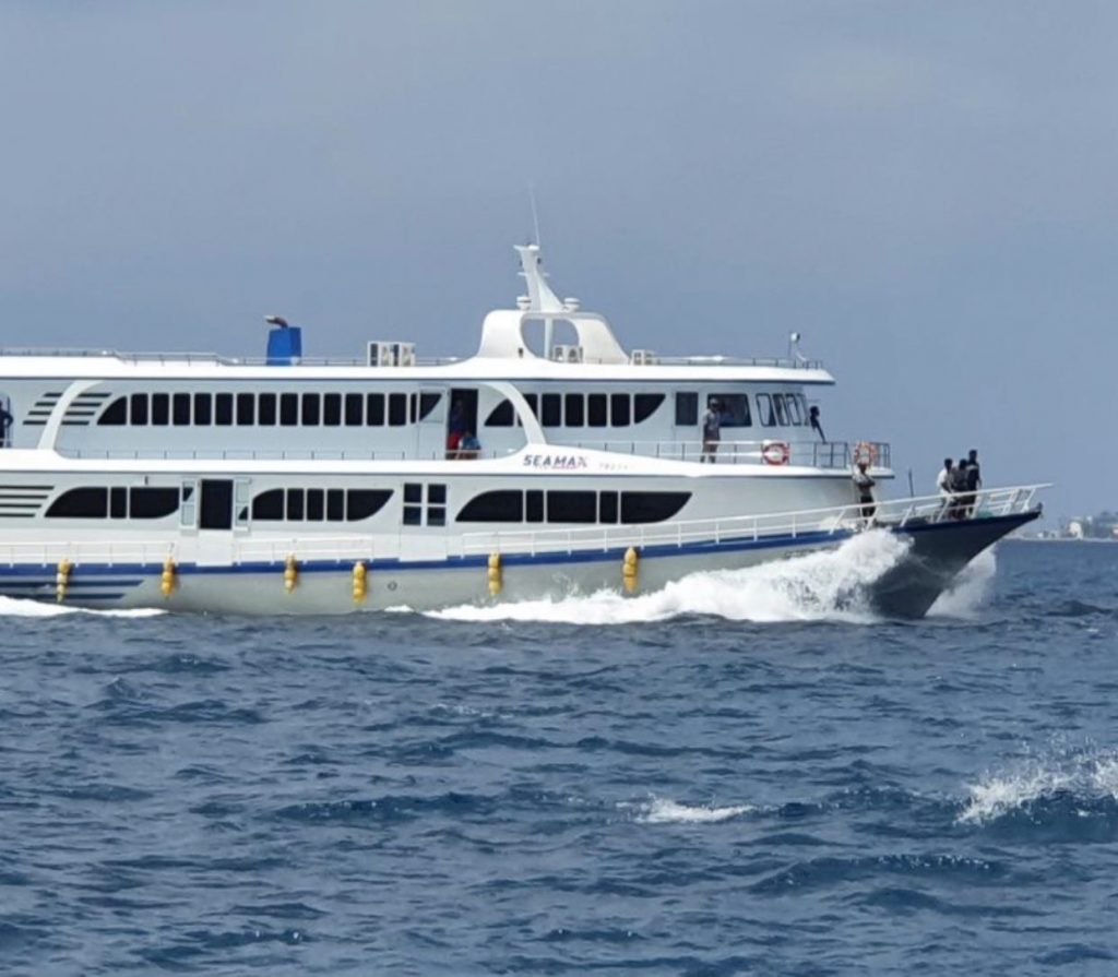 އައްޑޫން ފުރައިގެން މާލެ ދަތުުރުކުރަމުންދިޔަ ބޯޓެއްގެ ފަޅުވެރިއަކު ގެއްލިގެން ހޯދަން ފަށައިފި
