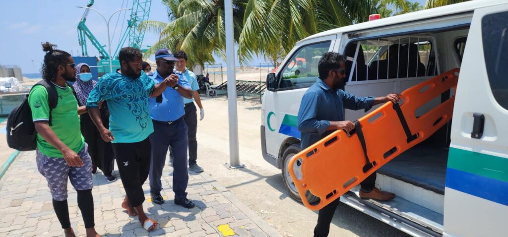 ޒަަޚަމްވި މަސްވެރިއަަކަށް ފުލުހުން އެހީތެރިވެއްޖެ