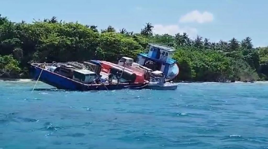 މުދާ އުފުލާ ބޯޓެއް މާވައްދޫ ފަރަށް އަރައިފި