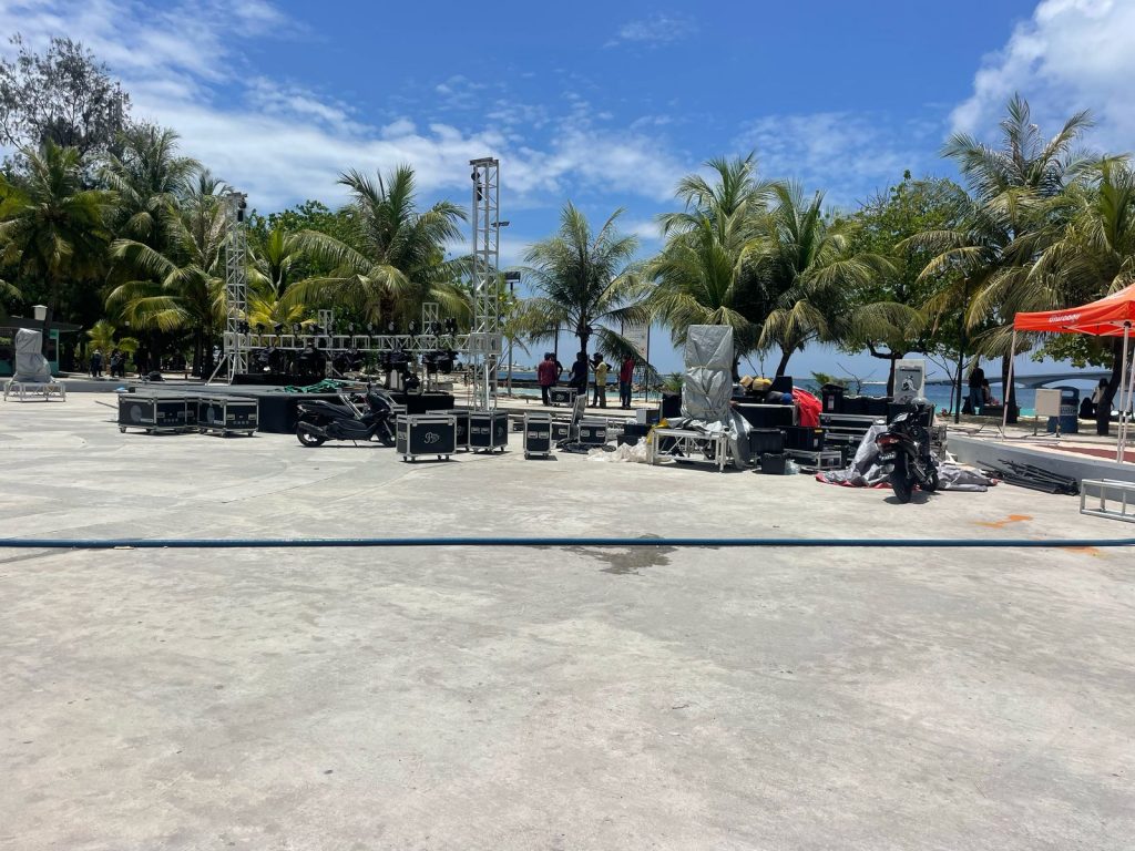 ”ބުރުނު ބޮމަ“ ޕްރޮމޯ ނައިޓްގެ ހަރަކާތްތައް މިރޭ އާޓިފިޝަލް ބީޗުގައި!