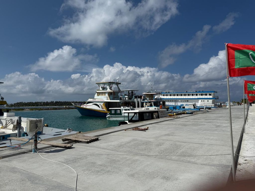 މީދޫ ބަނދަރުގައި ފެނާއި ކަރަންޓު ދޫކުރާ ޝެޑްތައް ހަދައިދޭނެ ފަރާތެއް ހޯދަނީ